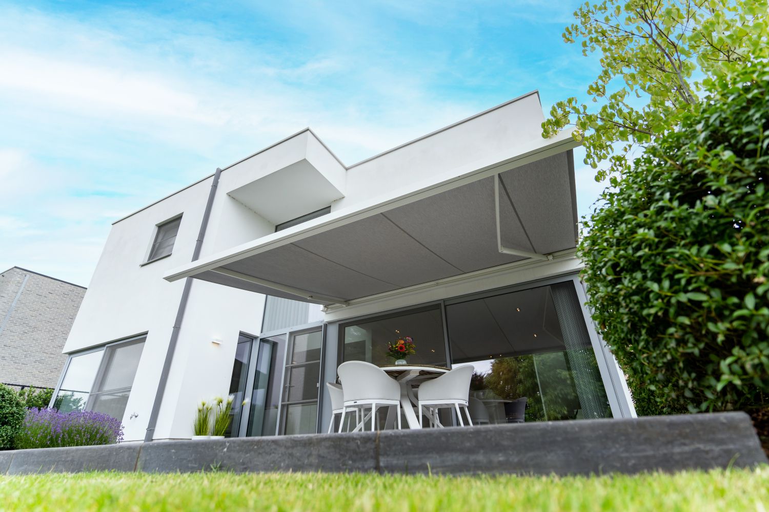 Stor terrassemarkise i Vanvikan – skreddersydd solskjerming med sjøutsikt