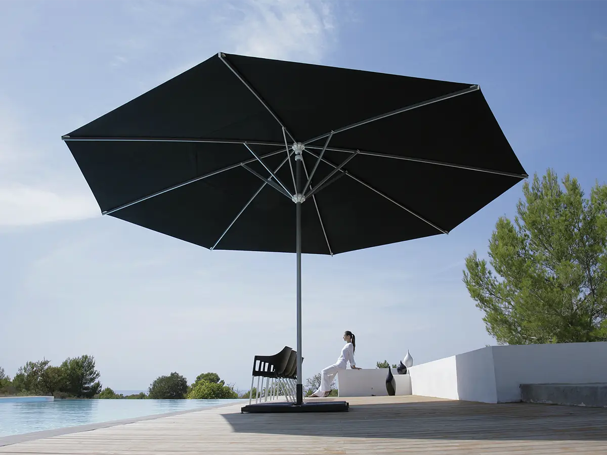 Hvite vindusmarkiser over vindu og dør på hvit trevilla