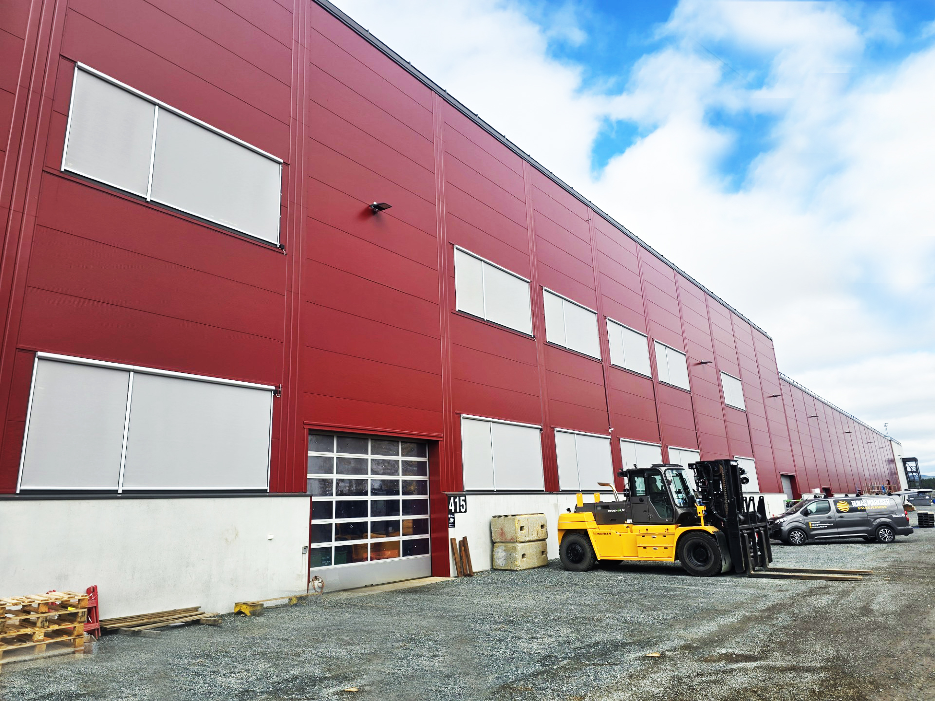 Moderne boligblokk med integrert solskjerming via utvendige screens