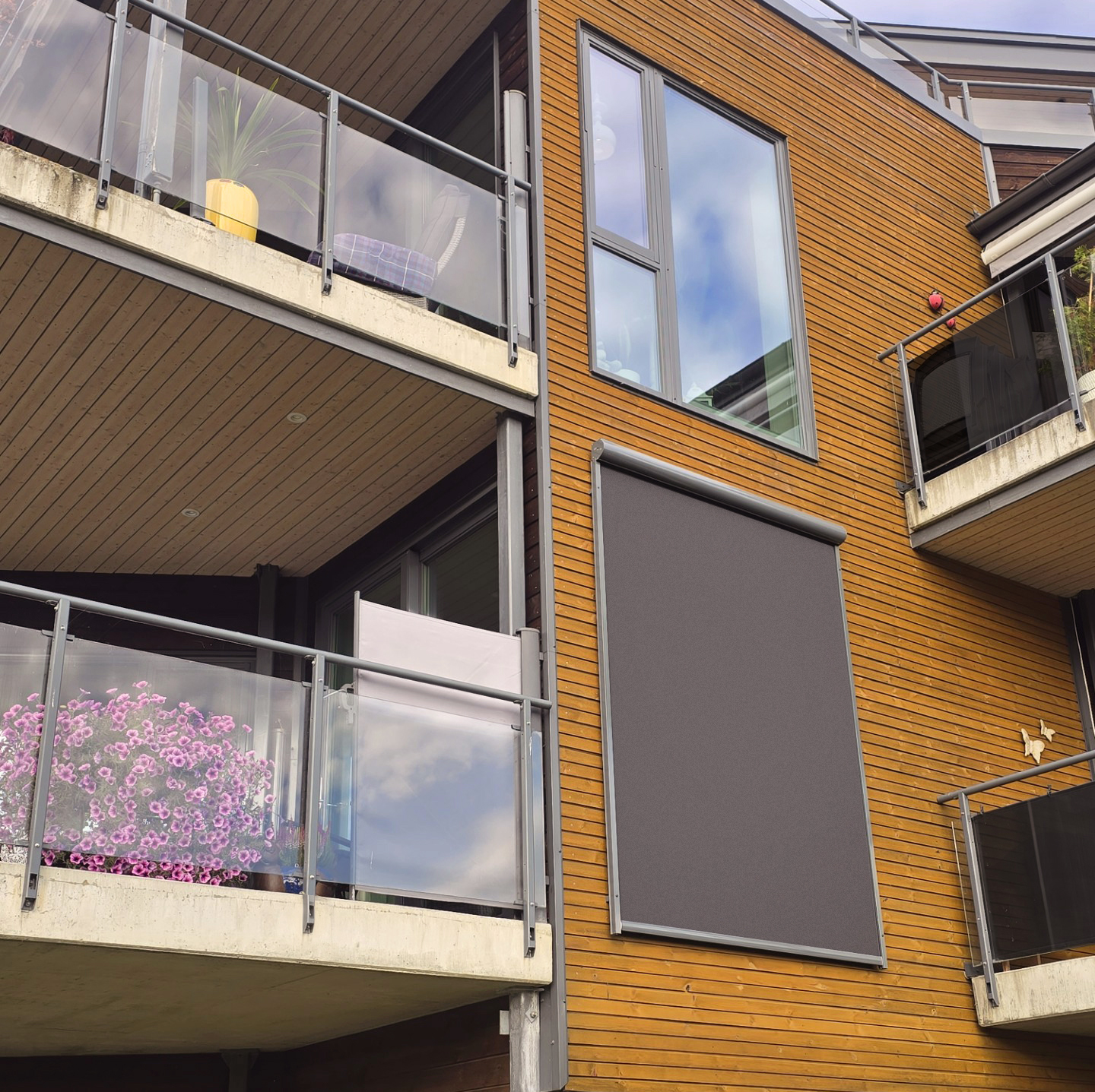 Kontorlokale med store vindusflater og mørke screens for sol- og innsynsskjerming